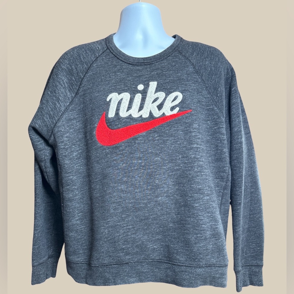 Nike Heritage Women’s Gray Long Sleeve Crew Neck Sweatshirt Red White Logo SZ L